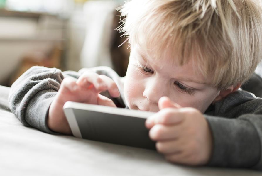 For children ages 2 to 5, the American Psychological Association recommends no more than one hour of daily screen time. About half of young children in the U.S. spend more than two hours a day on screens during the week, with even higher use on the weekends.