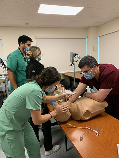 residents-training-with-mannequin